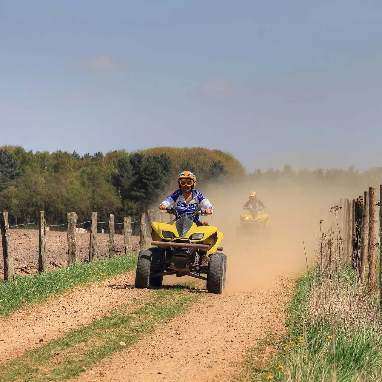 Team building: Bedrijfsuitstap met Quad en Trialbuggy Team building: Quad en Trialbuggy in de modder tijdens een bedrijfsuitstap
