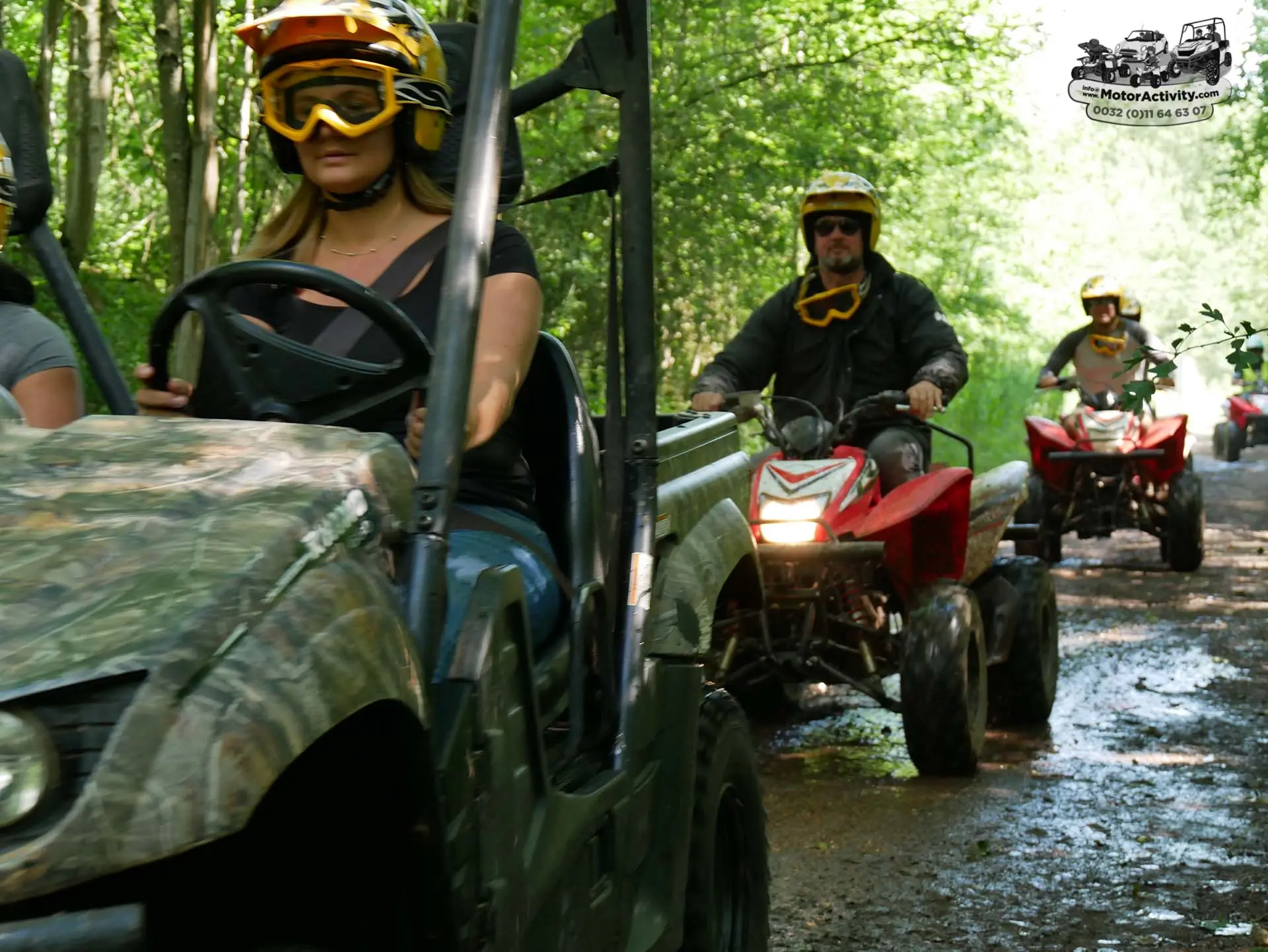 Trialbuggy voor bedrijven Trialbuggy tijdens een off-road tocht met een bedrijfsteam